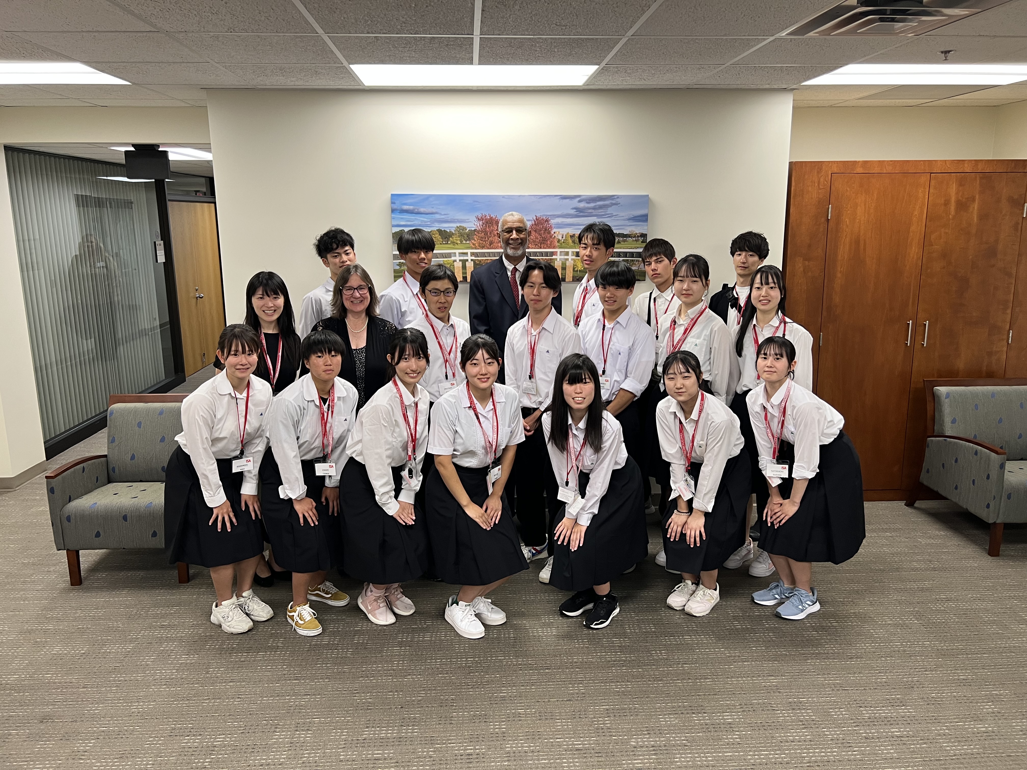 SVSU President and Tokushima high school students